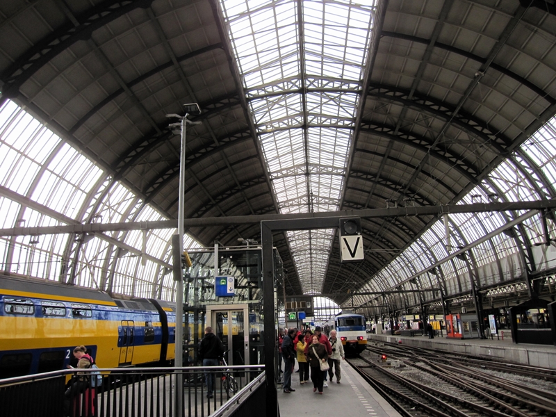 大約一個多小時就到達Amsterdam，最下層就有火車大約十五分鐘就可以到市中心